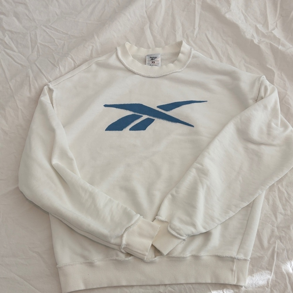 Reebok Womens/mens Crewneck Sweater in White with Blue Emblem